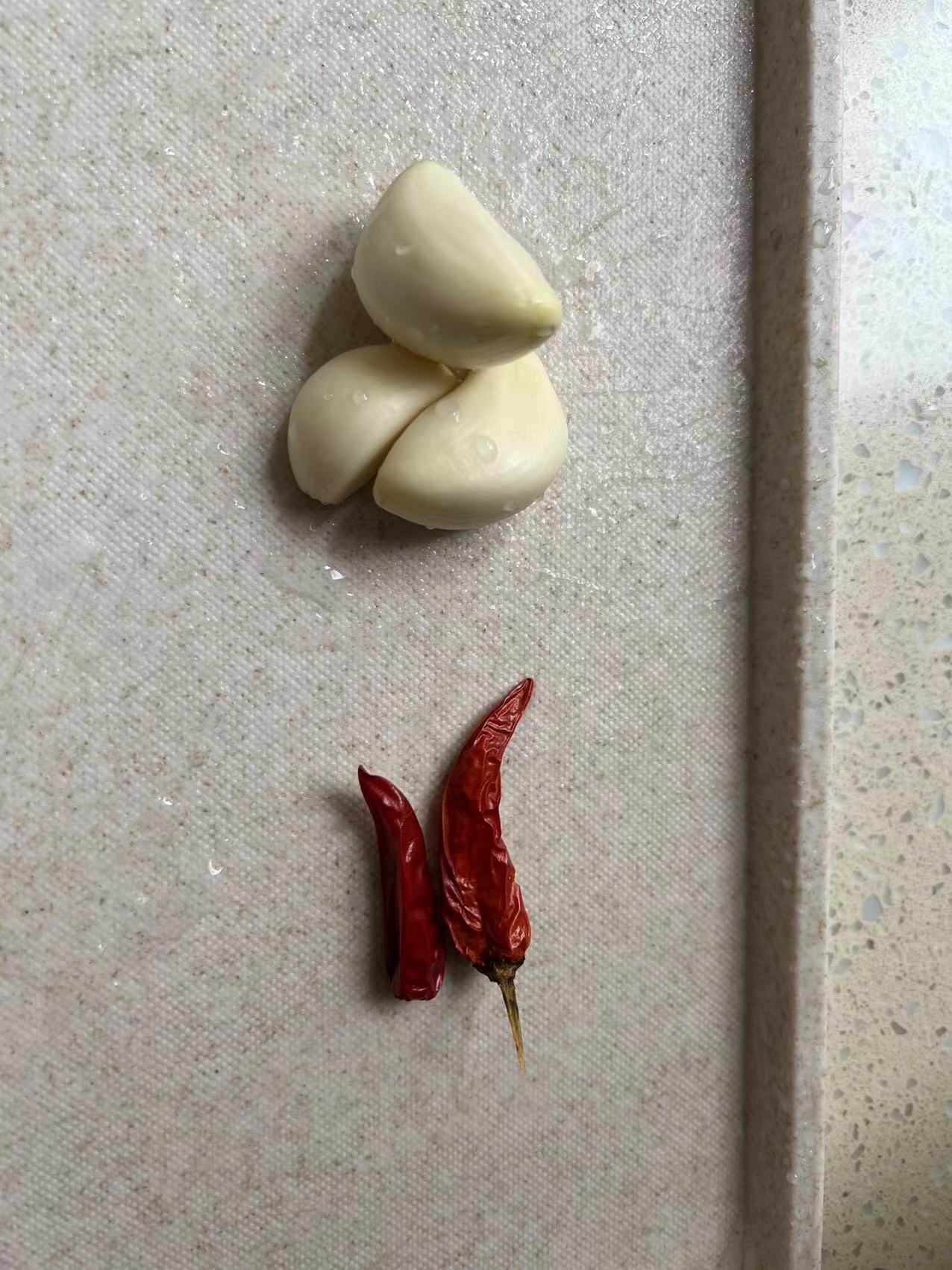 蒜瓣和干辣椒
